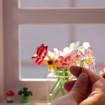 Handgeblasener Frühlingsblumenstrauß aus Glas mit Vase