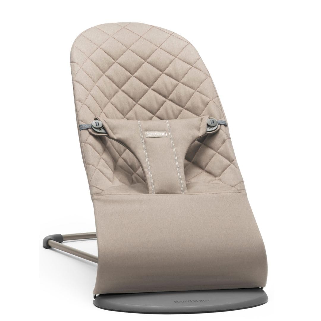 Babywippe Bliss aus gewebtem Stoff mit klassischer Steppung in Sandgrau