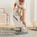 Babywippe Bliss aus gewebtem Stoff mit klassischer Steppung in Sandgrau