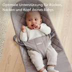 Babywippe Bliss aus gewebtem Stoff mit klassischer Steppung in Sandgrau
