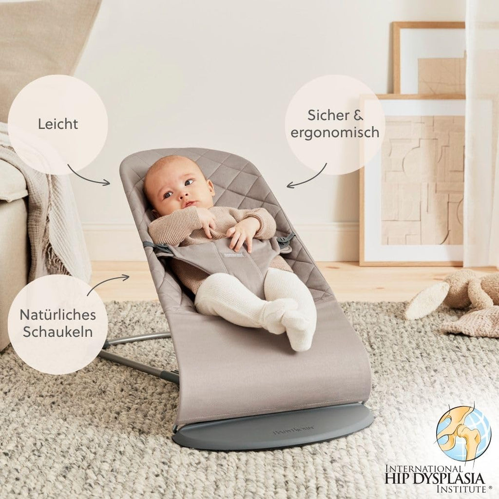 Babywippe Bliss aus gewebtem Stoff mit klassischer Steppung in Sandgrau