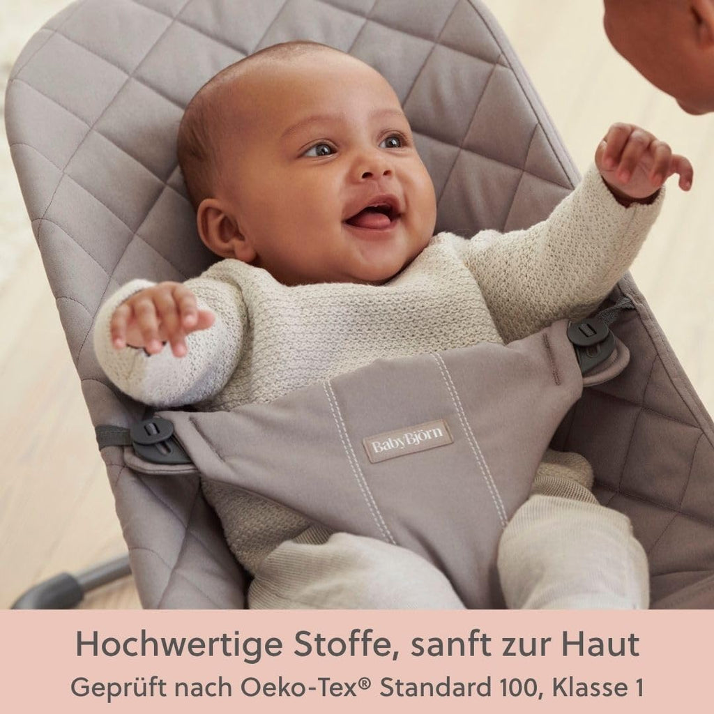 Babywippe Bliss aus gewebtem Stoff mit klassischer Steppung in Sandgrau
