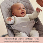 Babywippe Bliss aus gewebtem Stoff mit klassischer Steppung in Sandgrau