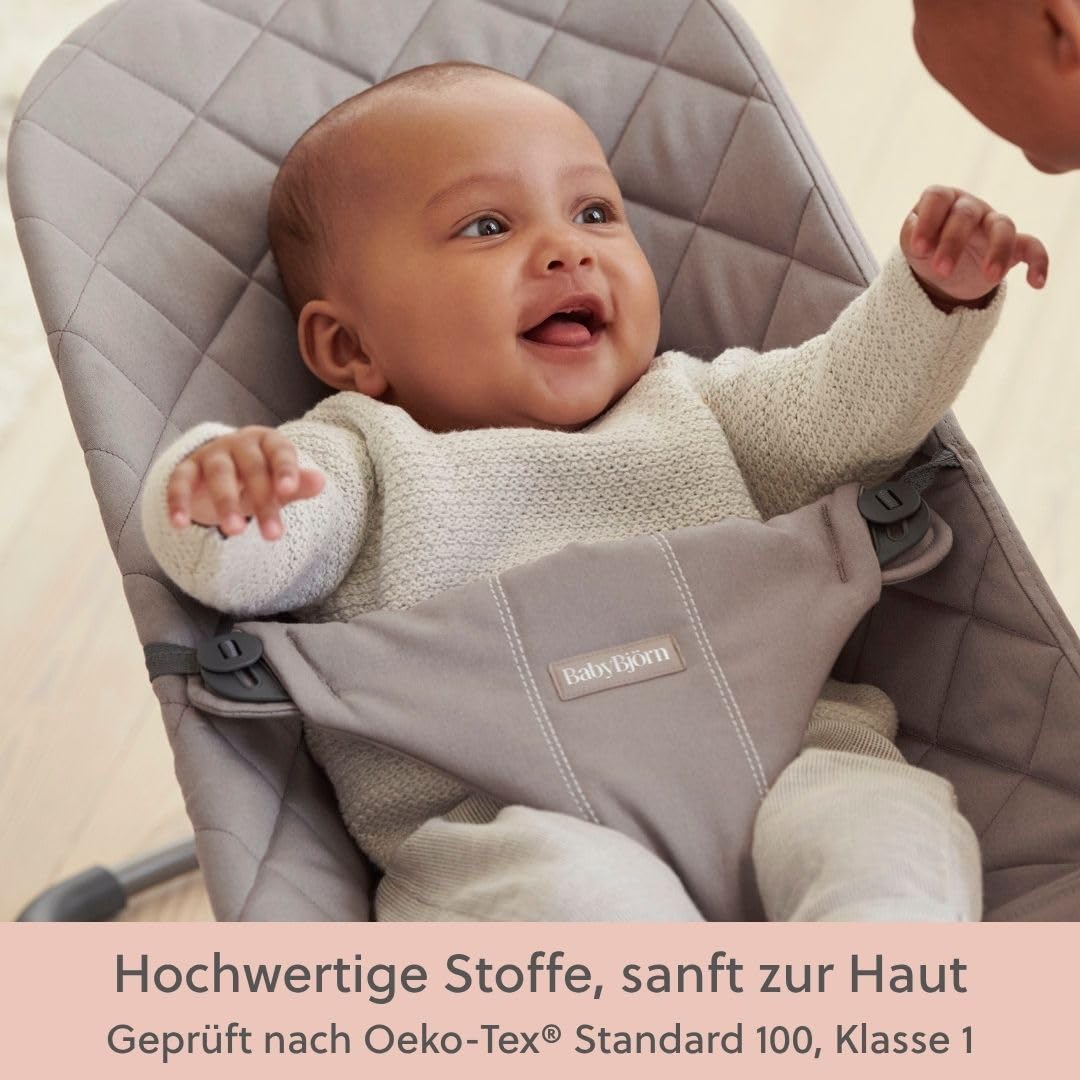 Babywippe Bliss aus gewebtem Stoff mit klassischer Steppung in Sandgrau