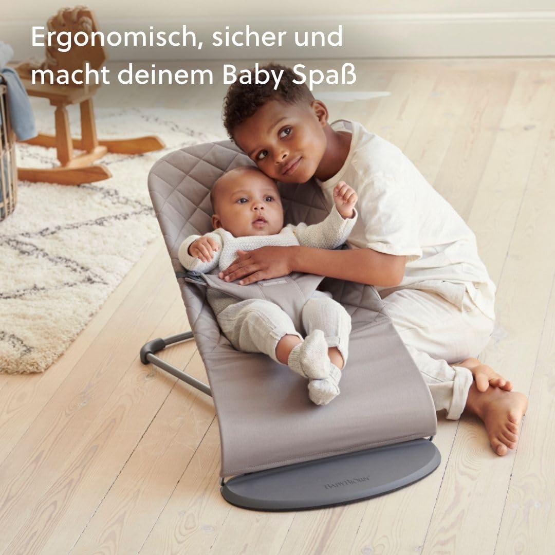 Babywippe Bliss aus gewebtem Stoff mit klassischer Steppung in Sandgrau