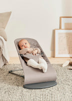 Babywippe Bliss aus gewebtem Stoff mit klassischer Steppung in Sandgrau