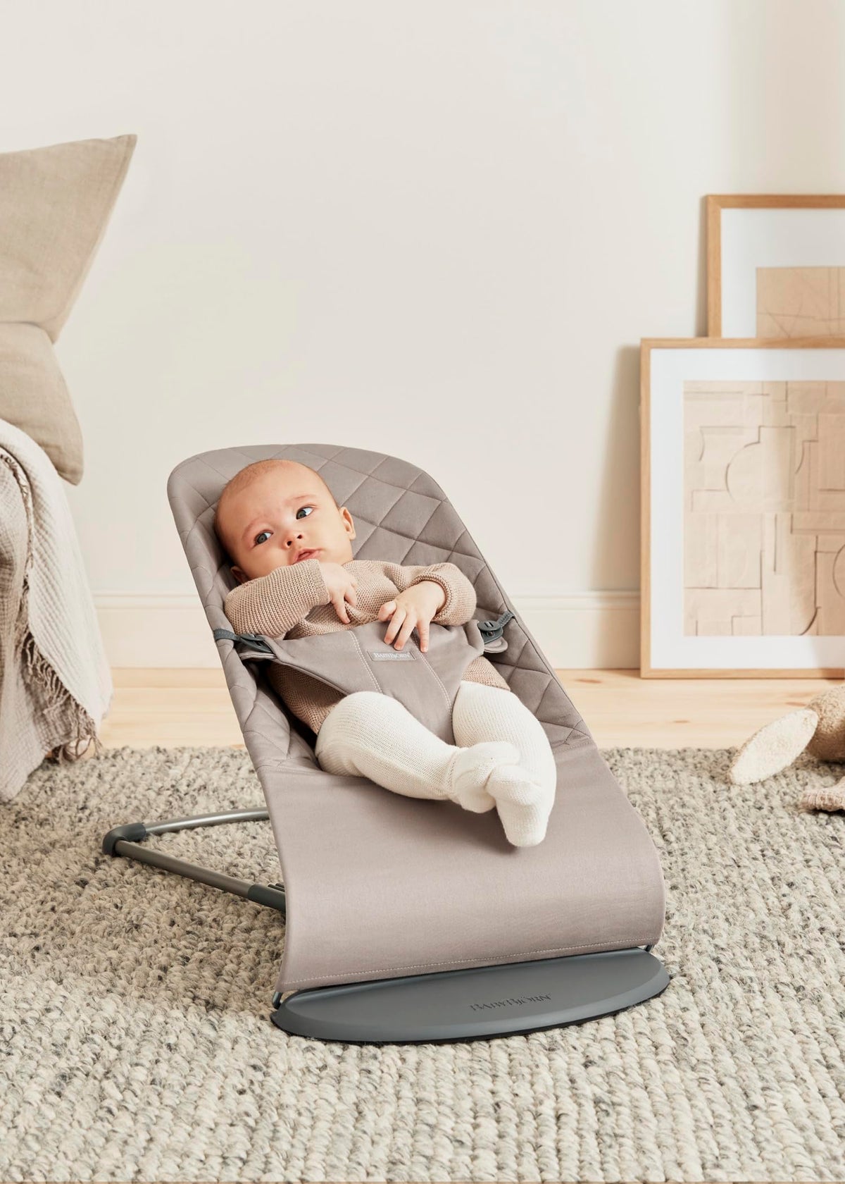 Babywippe Bliss aus gewebtem Stoff mit klassischer Steppung in Sandgrau