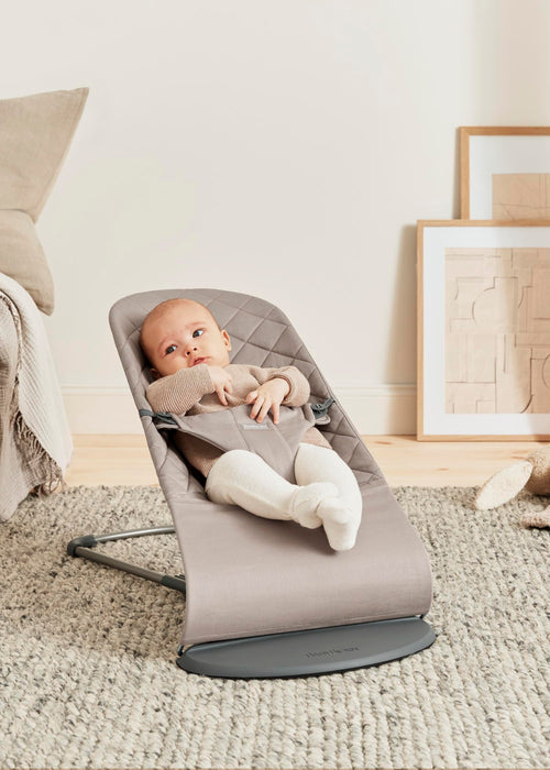 Babywippe Bliss aus gewebtem Stoff mit klassischer Steppung in Sandgrau