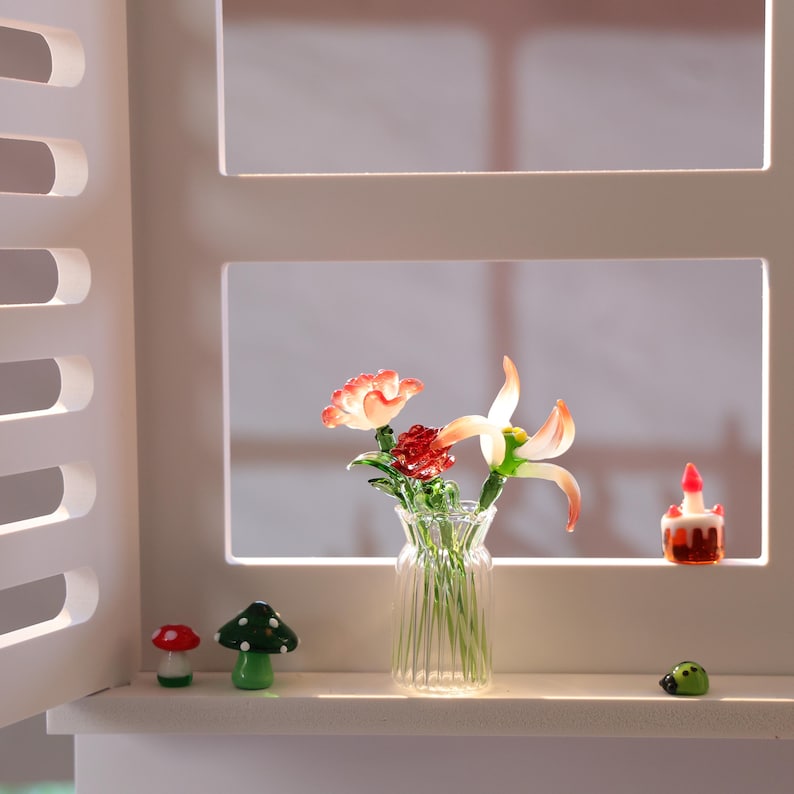 Handgeblasener Frühlingsblumenstrauß aus Glas mit Vase
