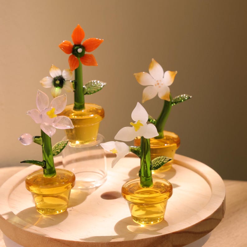 Glasblumenfigur, mundgeblasene Frühlingsblume, Buntglasstrauß, Wohnkultur