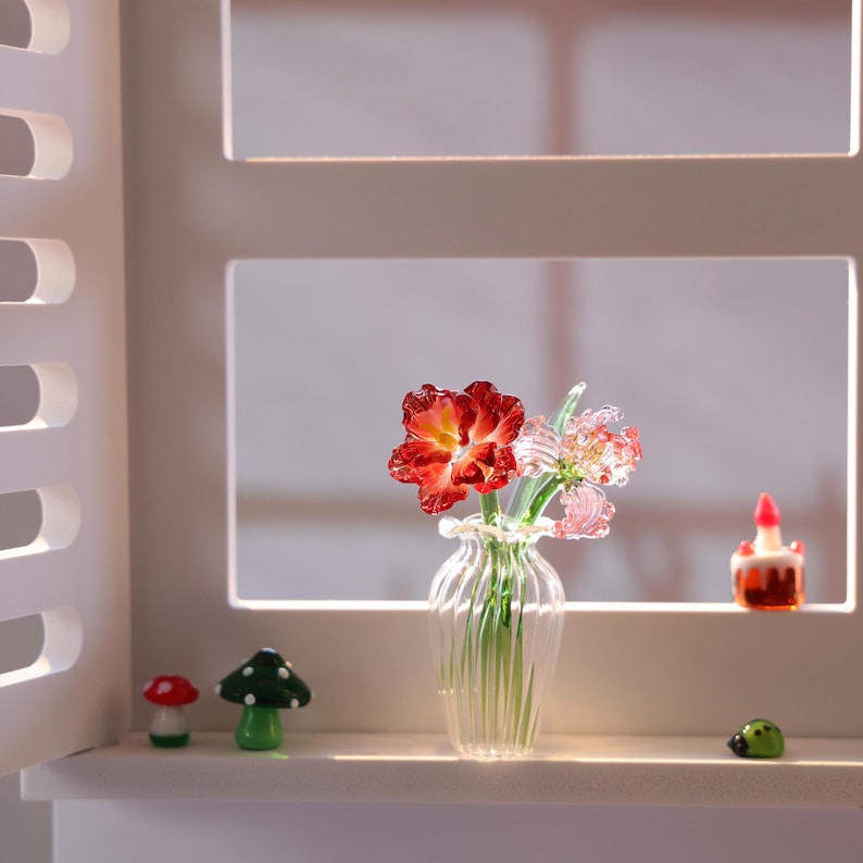 Handgeblasener Frühlingsblumenstrauß aus Glas mit Vase