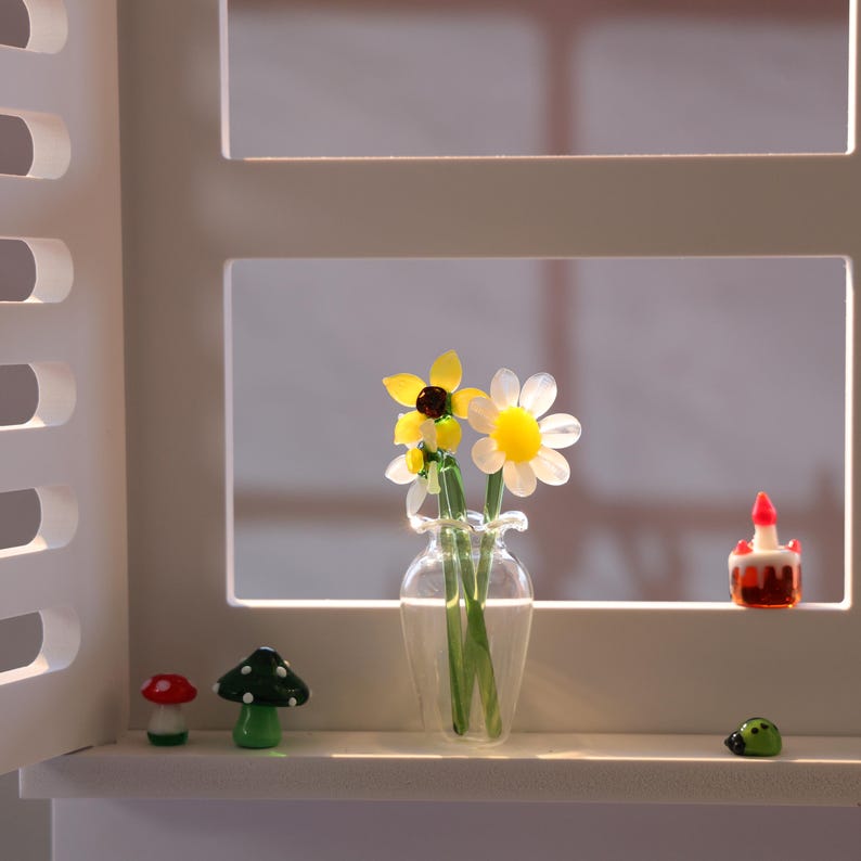 Handgeblasener Frühlingsblumenstrauß aus Glas mit Vase