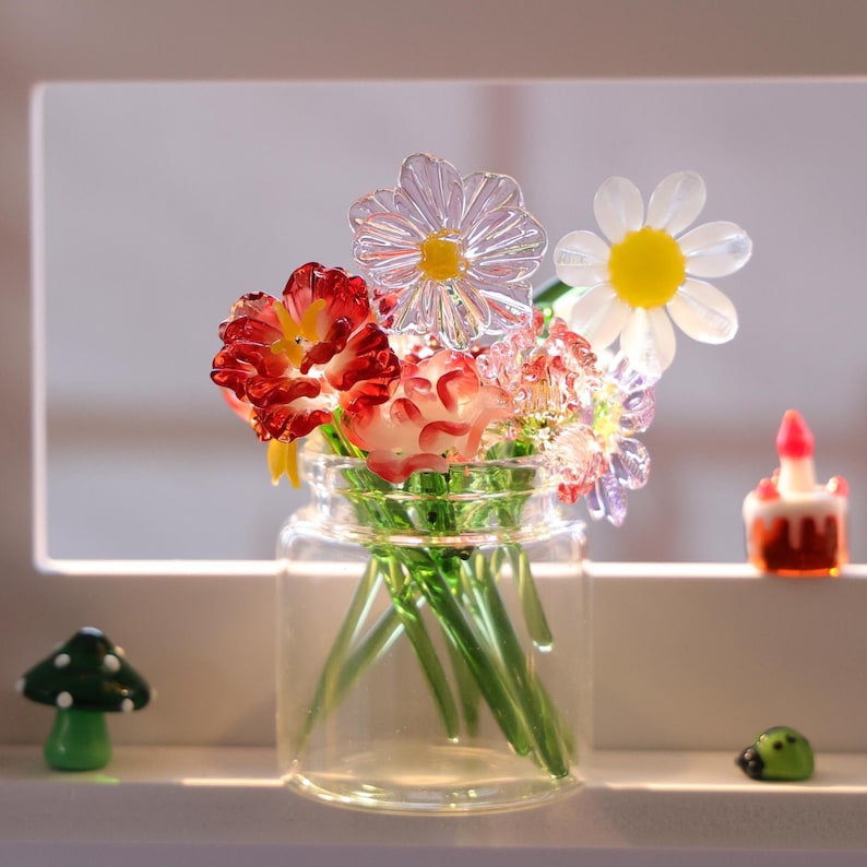 Handgeblasener Frühlingsblumenstrauß aus Glas mit Vase