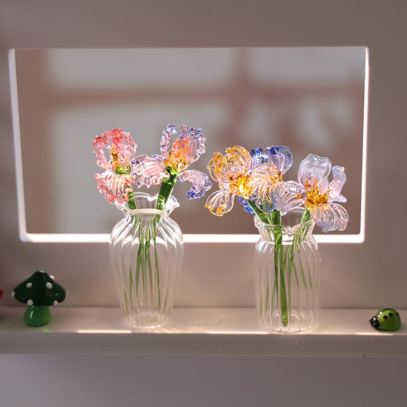 Glasiris, mundgeblasene Frühlingsblumen, Glasvase