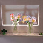 Glasiris, mundgeblasene Frühlingsblumen, Glasvase