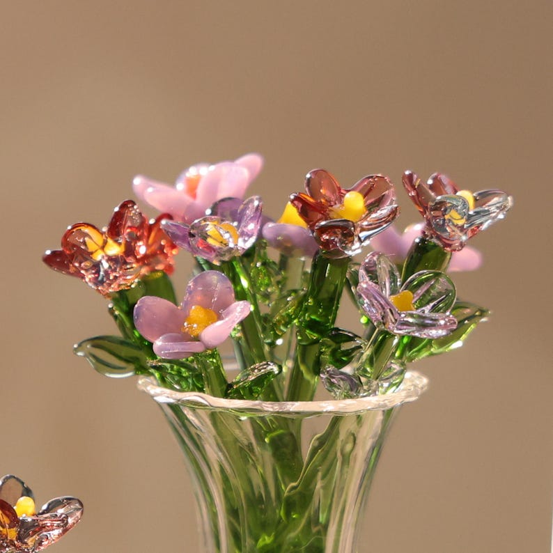Mundgeblasene Glasblumenskulptur, Frühlingsblume, lila, Wohnkultur