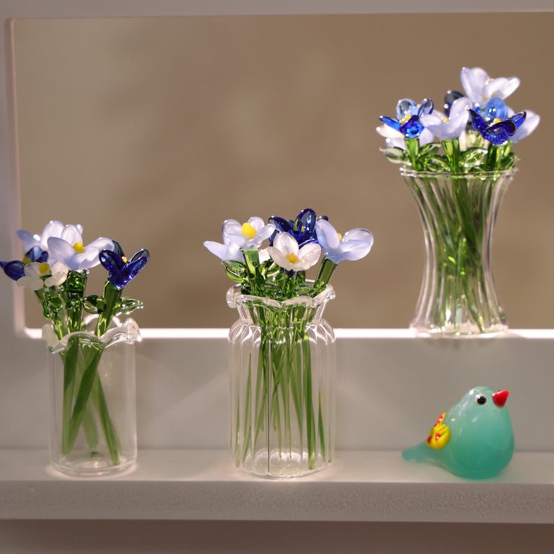 Mundgeblasene Glasblumenskulptur, Frühlingsblume, blaue Blumen, Wohnkultur
