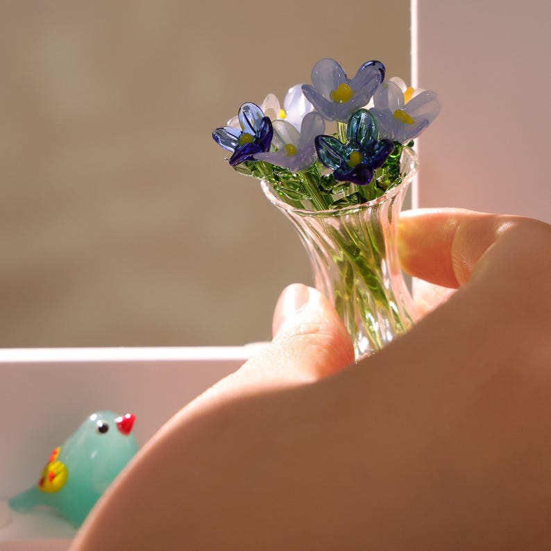 Mundgeblasene Glasblumenskulptur, Frühlingsblume, blaue Blumen, Wohnkultur