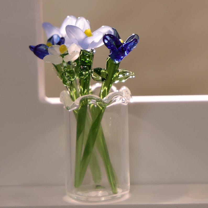 Mundgeblasene Glasblumenskulptur, Frühlingsblume, blaue Blumen, Wohnkultur