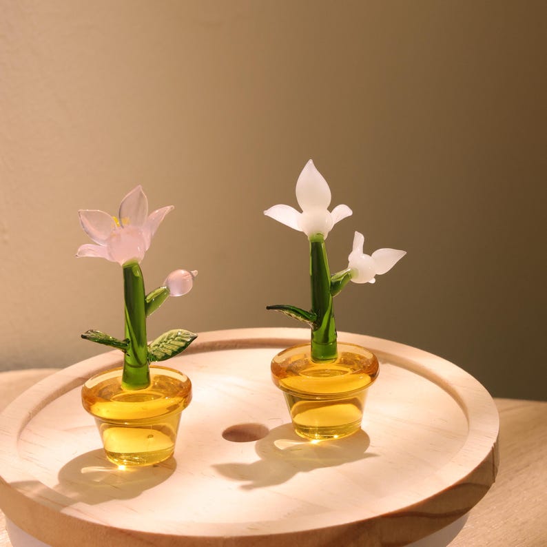Glasblumenfigur, mundgeblasene Frühlingsblume, Buntglasstrauß, Wohnkultur
