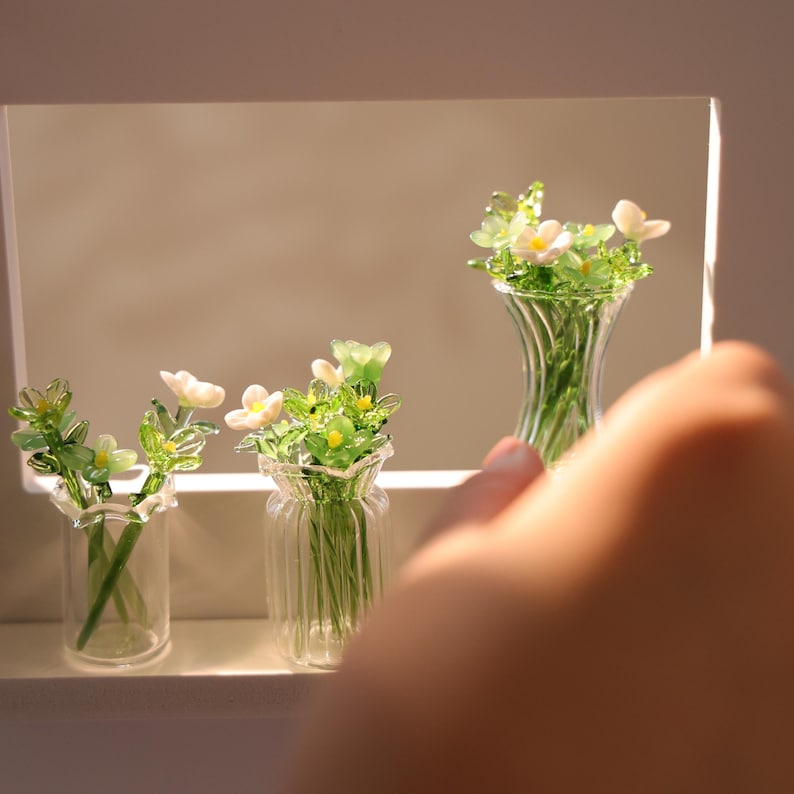 Glasblumenskulptur, mundgeblasene Frühlingsblume, Glasblumenstrauß, Wohnkultur, grüne Blumen