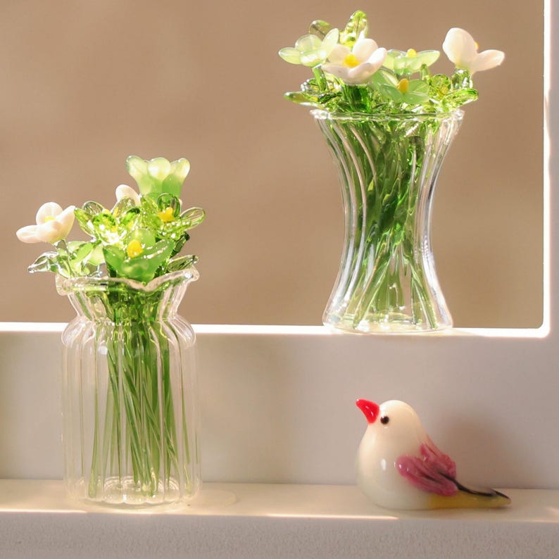 Glasblumenskulptur, mundgeblasene Frühlingsblume, Glasblumenstrauß, Wohnkultur, grüne Blumen