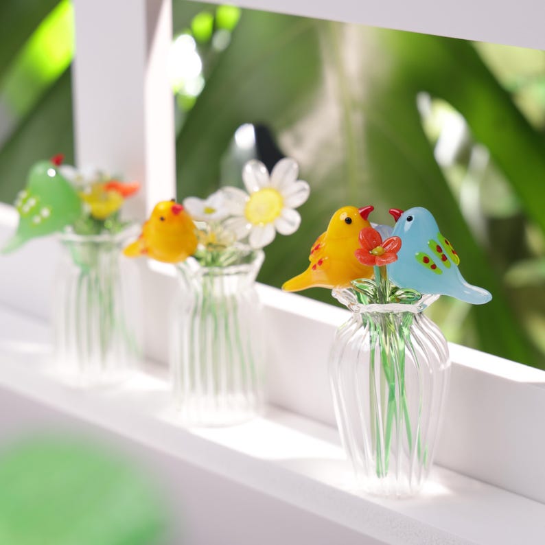 Mundgeblasener Glasstrauß mit Vogelmotiven; die Blüten haben einen Durchmesser von 2,5 bis 3 Zoll.