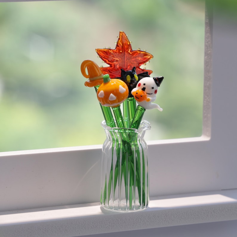 Mundgeblasene Glasblumensträuße, Kürbisse, Herbstdekorationen