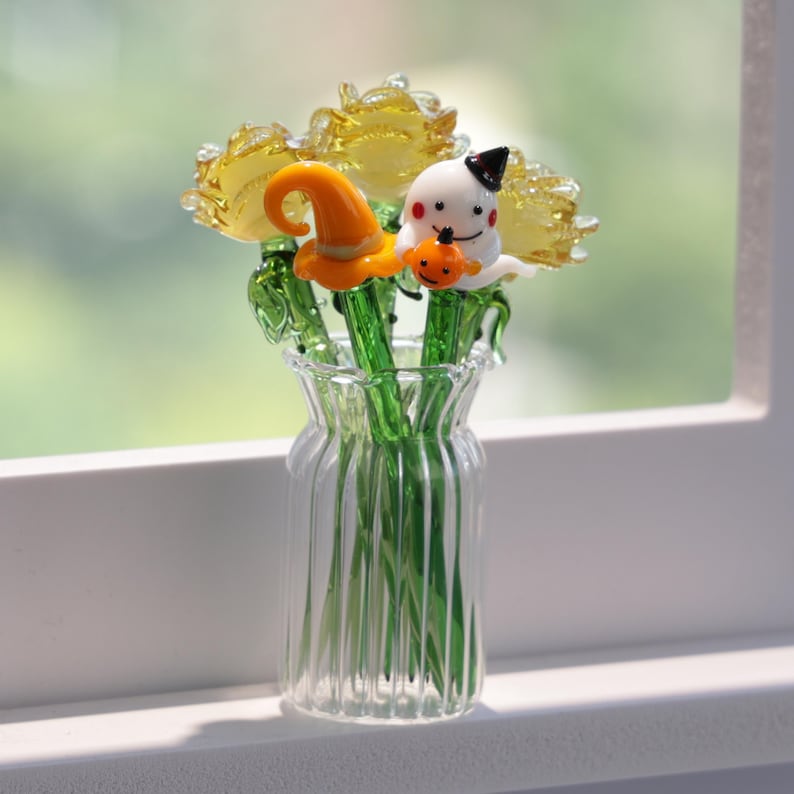 Mundgeblasene Glasblumensträuße, Kürbisse, Herbstdekorationen