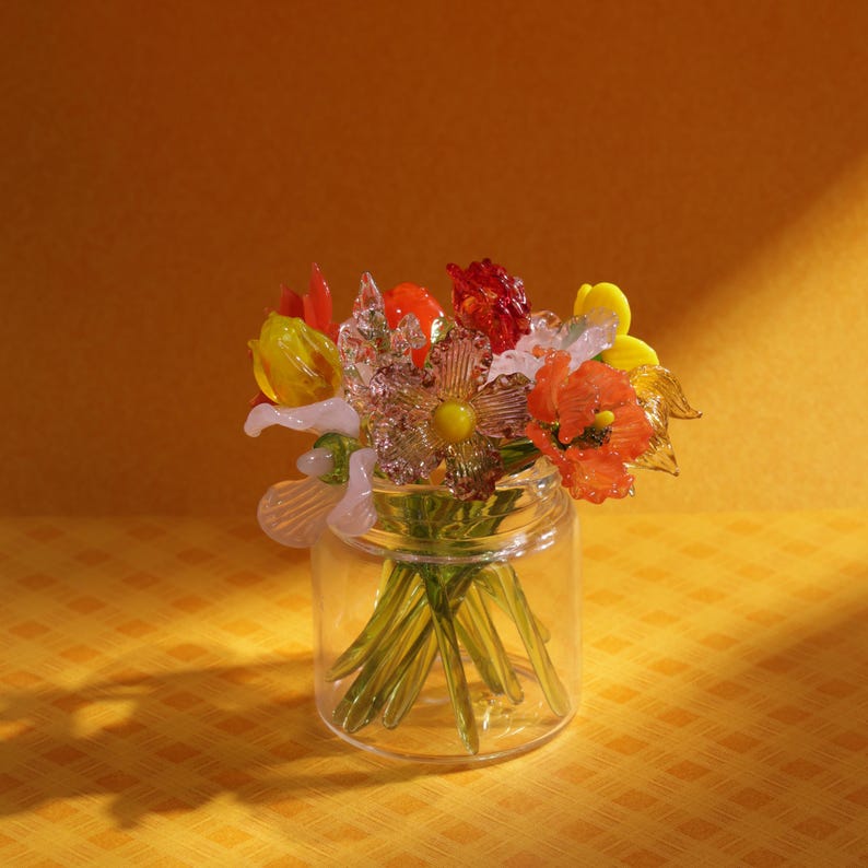 Handgefertigte Glasblumensträuße, sonnenbeschienene Fensterdekorationen
