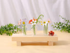 Mundgeblasene Glasblumen, glänzend, durchscheinend, mit Farbverläufen, einzelne Stiele, perfekt zur Dekoration von Wohnräumen.