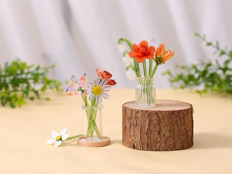 Mundgeblasene Glasblumen, glänzend, durchscheinend, mit Farbverläufen, einzelne Stiele, perfekt zur Dekoration von Wohnräumen.
