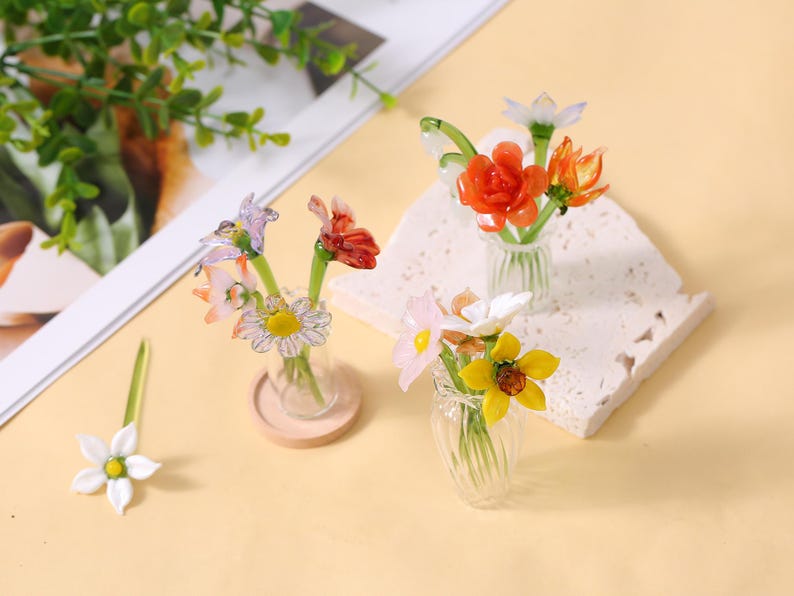 Mundgeblasene Glasblumen, glänzend, durchscheinend, mit Farbverläufen, einzelne Stiele, perfekt zur Dekoration von Wohnräumen.