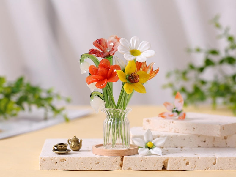 Mundgeblasene Glasblumen, glänzend, durchscheinend, mit Farbverläufen, einzelne Stiele, perfekt zur Dekoration von Wohnräumen.