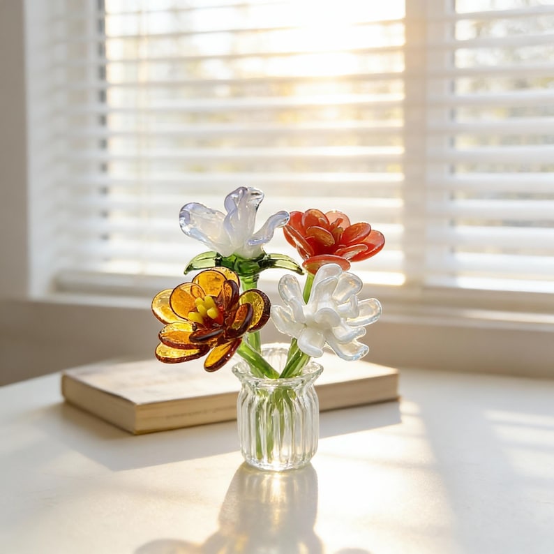Glas Blumenstrauß Mini, Handgefertigte Glasblumen mit Vase, zierliches Blumendekor Ornament