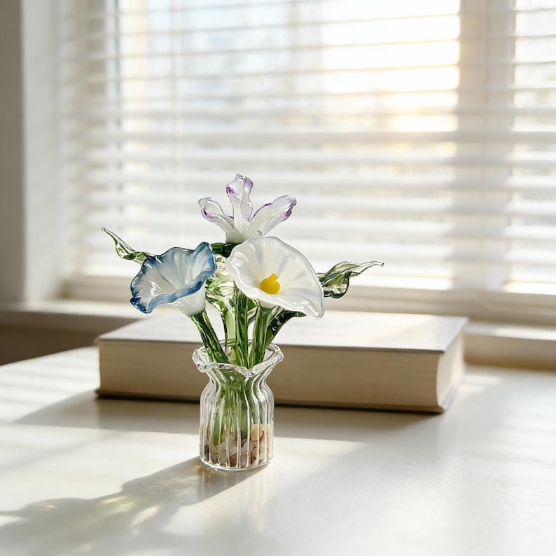 Glas Blumenstrauß Mini, Handgefertigte Glasblumen mit Vase, zierliches Blumendekor Ornament