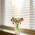 Mundgeblasene rote Iris-Blume aus Glas, handwerkliche Blumenskulptur in Glasvase, elegantes Wohndekor