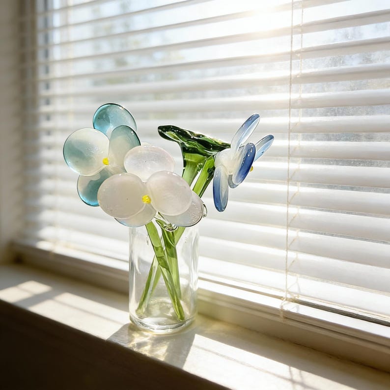 Mundgeblasene Glasschmetterlingsorchidee mit Lotusblatt, handwerkliche Blumenskulptur in Glasvase, elegantes Wohndekor