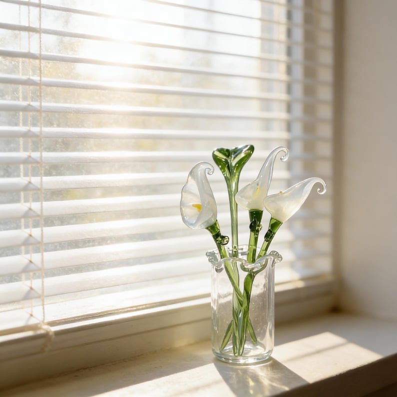 Mundgeblasene Glas Calla-Lilienblume, handwerkliche Blumenskulptur in Glasvase, elegantes Wohndekor