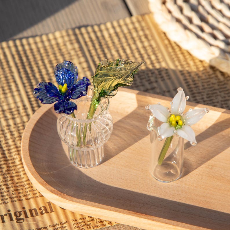 Handgefertigtes Blumenarrangement in einer Glasvase, Frühlingsblumen