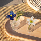 Handgefertigtes Blumenarrangement in einer Glasvase, Frühlingsblumen