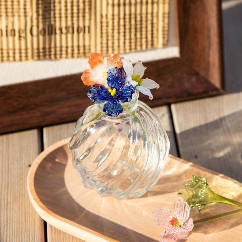 Handgefertigtes Blumenarrangement in einer Glasvase, Frühlingsblumen