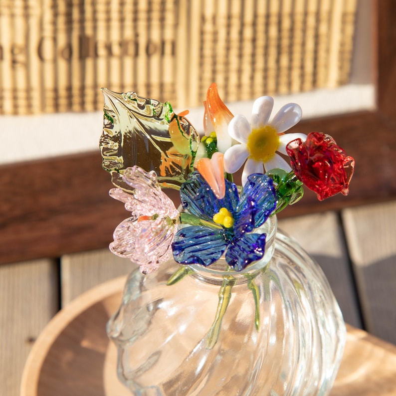 Handgefertigtes Blumenarrangement in einer Glasvase, Frühlingsblumen