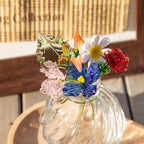 Handgefertigtes Blumenarrangement in einer Glasvase, Frühlingsblumen
