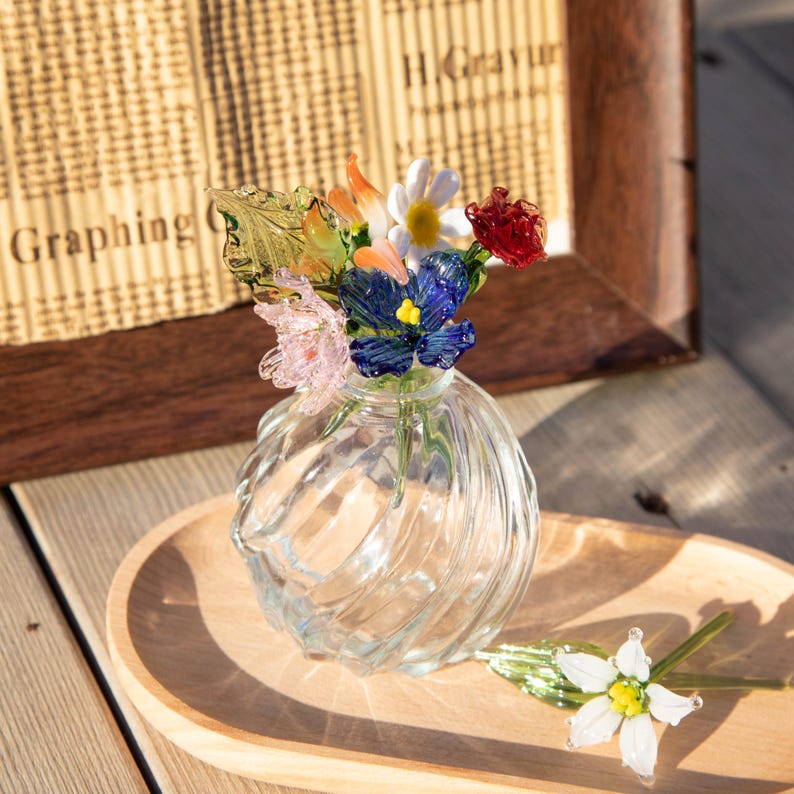 Handgefertigtes Blumenarrangement in einer Glasvase, Frühlingsblumen