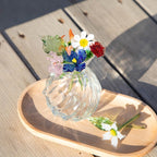 Handgefertigtes Blumenarrangement in einer Glasvase, Frühlingsblumen