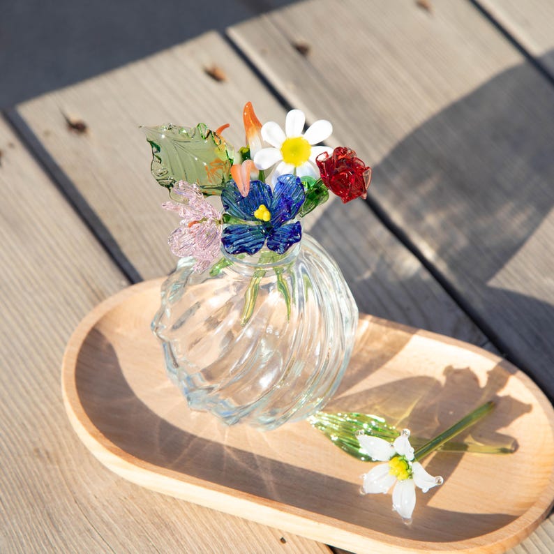 Handgefertigtes Blumenarrangement in einer Glasvase, Frühlingsblumen