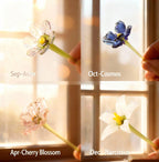 Handgefertigtes Blumenarrangement in einer Glasvase, Frühlingsblumen