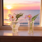 Handgefertigtes Blumenarrangement in einer Glasvase, Frühlingsblumen