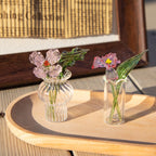 Handgefertigtes Blumenarrangement in einer Glasvase, Frühlingsblumen